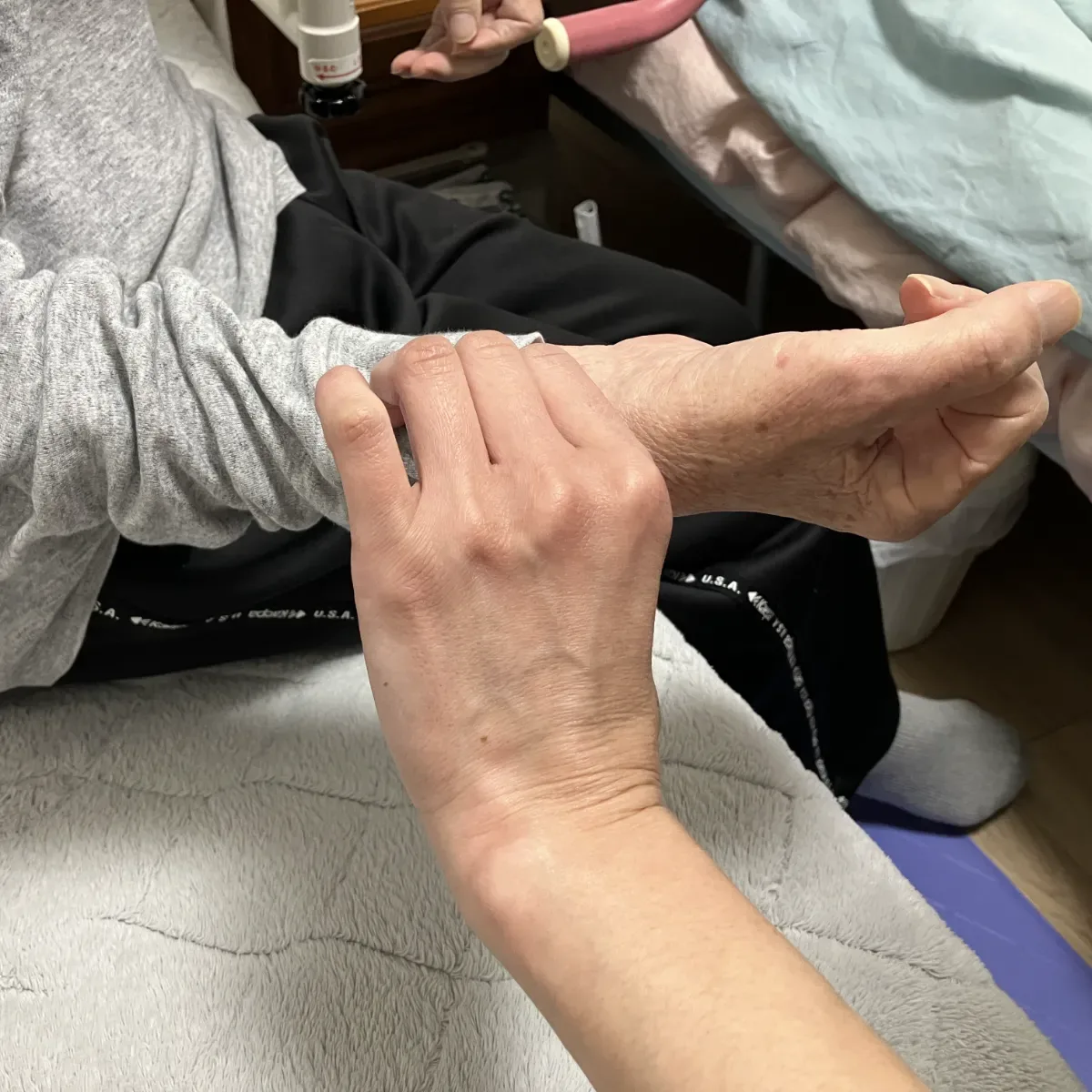 訪問看護のケアの様子（手元）
